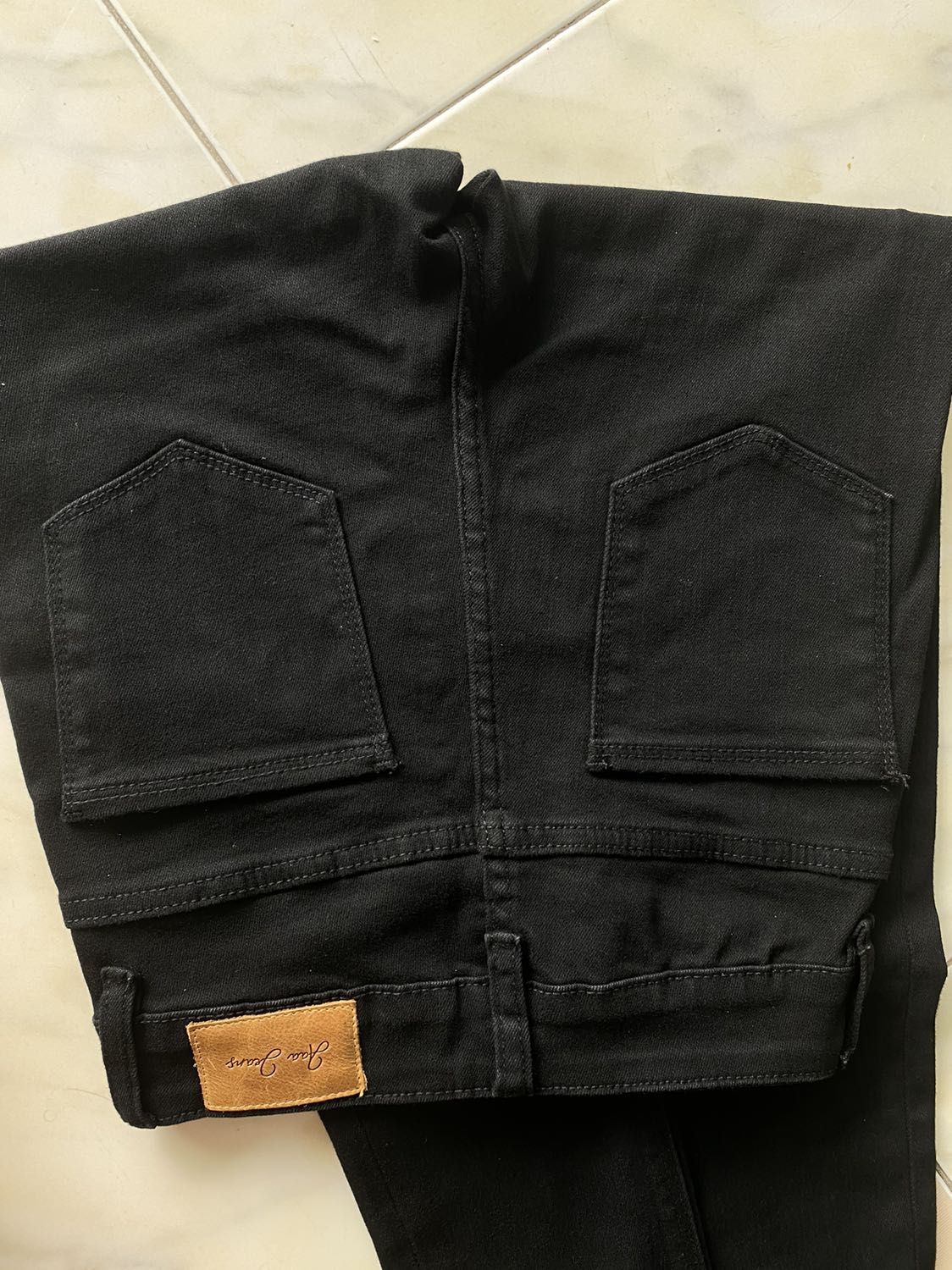 Chất liệu vải co dãn rất tốt, mặc thoải mái và dễ dàng co gối, đứng lên ngồi xuống đi lại đều ko bị kích
Dáng quần ôm vừa khuôn người nên lên form đẹp, đường may tỉ mỉ và chuẩn
Mình mua loại lưng cao, và lưng rất cao nên chân dài hẳn ra hihi 
Đây là lần đầu mình mua, nhưng cảm thấy yên tâm với chất liệu vải và kiểu dáng nên sẽ mua thêm mẫu khác. Tuy nhiên brand này chưa ra nhiều mẫu mã lắm, và cũng còn để xem qua thời gian dùng thì màu vải và chất lượng nói chung sẽ biến đổi thế nào. 

Kết lại là đáng đồng tiền bát gạo các chị em nhé