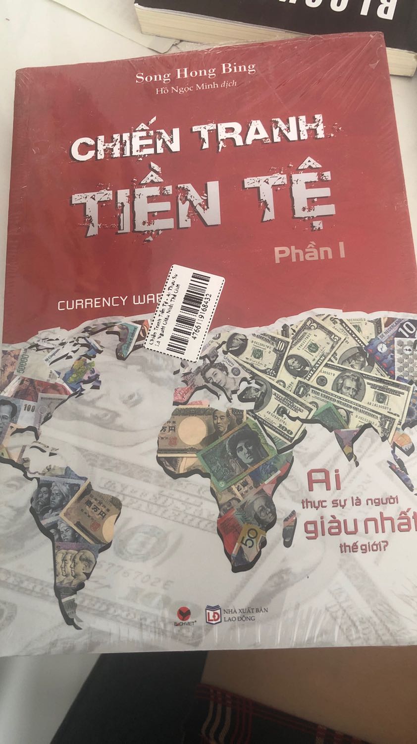 Mọi người phải rất cẩn thận khi mua sách của Gold book nha. Họ treo đầu dê bán thịt ***. Bán quyển sách rất là mập mờ, bìa sách và sách giáo không giống nhau và khi mình kiện thì đầu tiên nói là sẽ đổi trả lại hàng nhưng mà sau đó mấy ngày thì lại nói chuyện rất là lươn Lẹo, đánh lận con đen. Cuối cùng thì Cũng không có giải quyết cho mình đâu. Tiki để những hiệu sách như thế này ở đây làm mất uy tín và hình ảnh của Tiki quá. Chắc là cũng có nhiều người gặp vấn đề với chỗ bán sách này rồi nhưng nhiều khi người ta cũng ngại va chạm nên người ta sẽ im. Mọi người đi mua sách thấy chỗ nào không tốt thì nên review và feedback lại cho nhau để tránh ra Khỏi bị ***. Tránh việc đọc sách để nâng cao tư duy và chuẩn mực đạo đức lại thành ra mất niềm tin vào cuộc sống. Đề nghị Tiki xem lại cách thức làm việc và bảo vệ quyền lợi cho khách hàng. Mất uy tín quá.