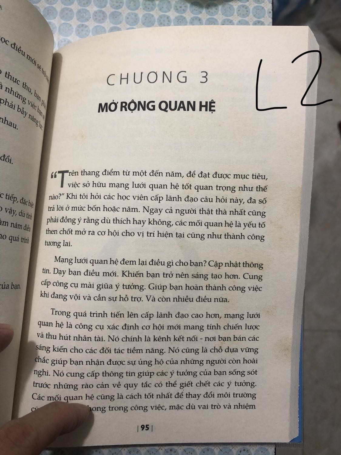 Mình nhận cuốn này vào ngày (1/11) sau khi ktra hàng thì sách rất bẩn, như kiểu vết ố, vết rỉ sắt hay gi đấy, rồi *** thằn lằn ối dồi ôi, m có phản hồi lại tiki ngay sau đó để được hỗ trợ đổi trả, và lần t2 mình nhận thì trong tgian đó mình quá bận nên mình tin tưởng tiki đổi trả thì chắc sp sẽ k có lỗi gi nên mình cũng k ktra, đến nay mình khui ra để đọc thì ôi thôi rất bẩn luon nha mn, mình có đính kèm ảnh lần 1 và lần 2 cho mn xem nha, vì chỉ đăng dc có 5 ảnh thoi, nhưng thực tế mấy chục tấm hình luôn nha mn, vết ố hai lần này nó khá là giống nhau mình nghĩ đây là lô hàng cũ chưa bán hết, mình xem trên bìa là in vào 2017 rất là lâu rồi, và hnay (27/11) m mới bóc ra và liên hệ lại tiki thì bên tiki bảo là chỉ hỗ trợ trong vòng 48h thoi nên vấn đề này mình k dc giải quyết, tr oi mình mua sách tiki rất là nhiều mà bh mình rất rất là thất vọng luôn, các bạn mua cuốn này nên CÂN NHẮC nha, nhìn k khác gi sách cũ, mình mất hứng đọc cuốn này luôn thực sự mà nói mình muốn vứt vào sọt rác dễ sợ 😡😡