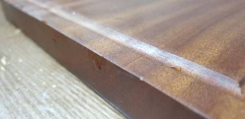 Gỗ chắc chắc, là gỗ nguyên khối, màu gỗ đẹp. Kích thước to giúp băm chặt nhiều đồ ăn một lúc, có thể gác qua thành chậu rửa bát nhà mình để có thể xả nước trong lúc làm cá như bên Nhật :v Chỉ có cái cạnh thớt bo tròn như các loại thớt nhỏ của Trường Sơn thì tuyệt.