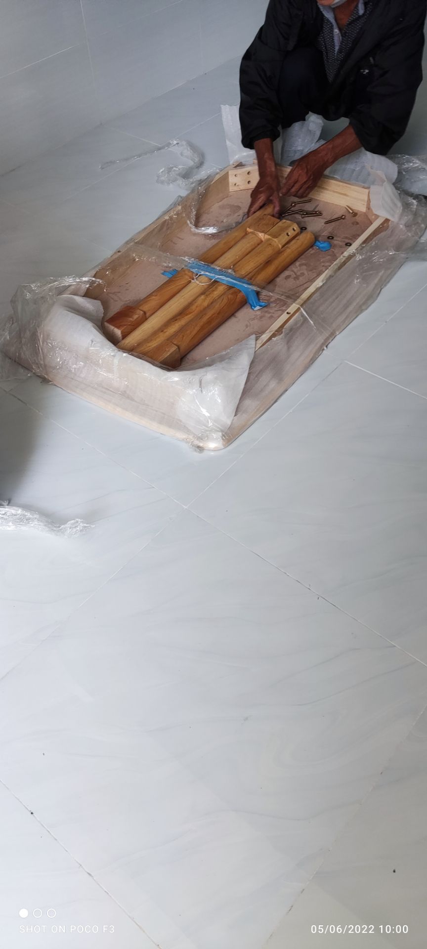 Bàn đẹp quá hổng nỡ tháo xốp ra xài, sợ trầy 😂😂. Anh giao hàng nhiệt tình ráp giùm luôn. Thanks shop, thanks Tiki