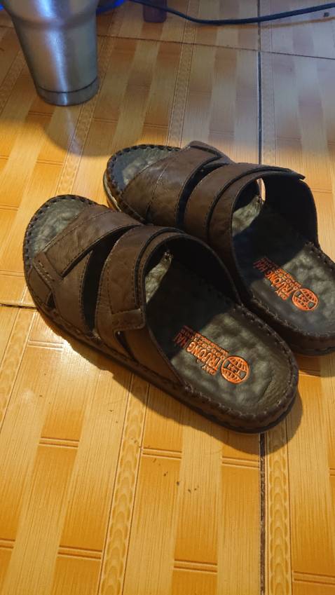 Dép đẹp quá, mỗi tội vì dép có đế theo dạng bàn chân sẽ lọt vào lòng đế nên mọi người nên mua to hơn 1 size, mình mang bị cấn gót hơn đau một tý.