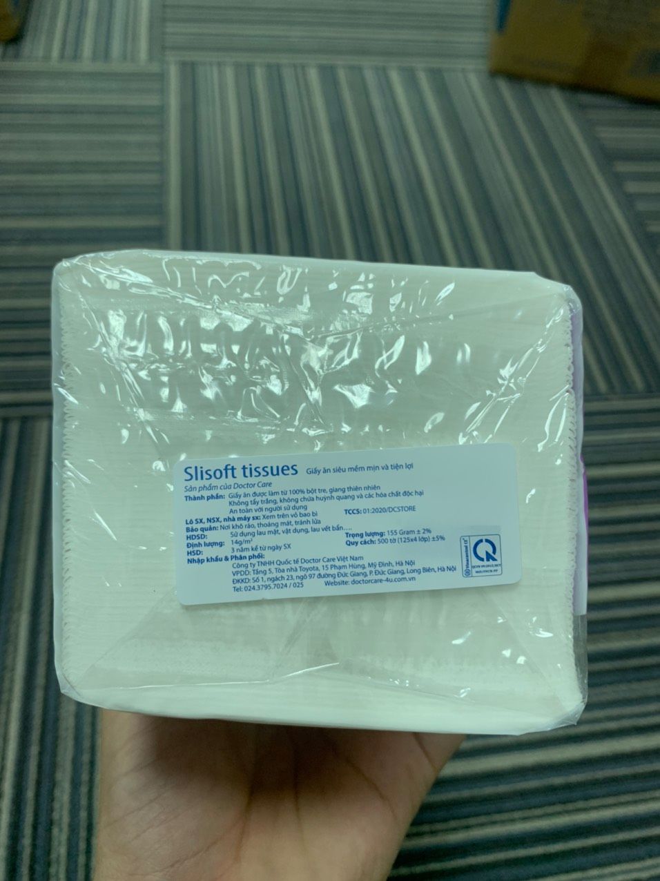Khăn giấy thì nội dung c đánh giá giống hệt nhau giúp em. CÒn về hình ảnh thì n khacs nhau xíu. Loại khăn giấy Vàng tự nhiên là ảnh túi màu xanh, sp khăn giấy trắng tự nhiên là c lấy ảnh túi tím ạ