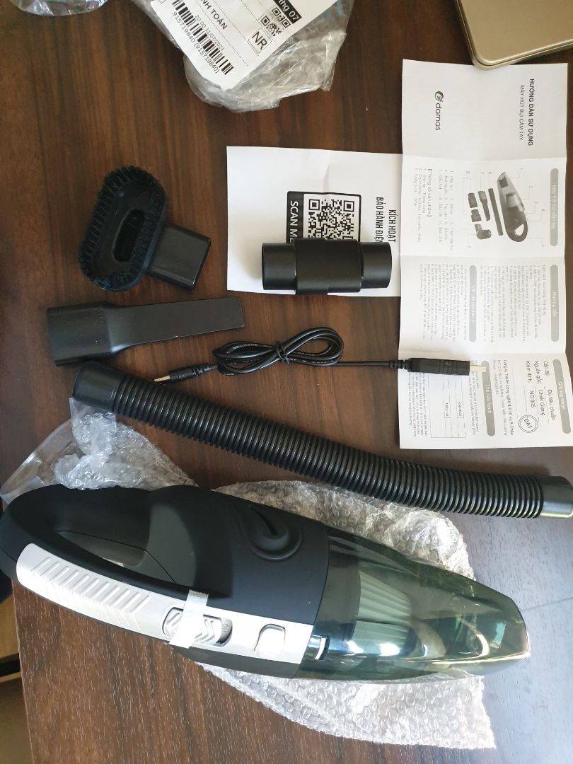 Máy không hề có nhãn, mác hoặc bất cứ một chữ gì hết (ngoài "On / Off") nên không có căn cứ gì để khẳng định hàng chính hãng Damas nhé cả nhà. Có giấy chứng nhận cấp độ : đủ tiêu chuẩn, con dấu "Đạt" màu đen bé xíu. Có bảo hành điện tử có vẻ để khách hàng yên tâm hơn nhưng thử hỏi đã có bác nào bảo hành kiểu này được chưa? Tên tiếng anh của sản phẩm ngoài hộp còn ghi sai chính tả (Vehicl) thế mà vẫn được nhiều dân mạng ca tụng... Chắc do có ưu điểm nổi bật là giá!