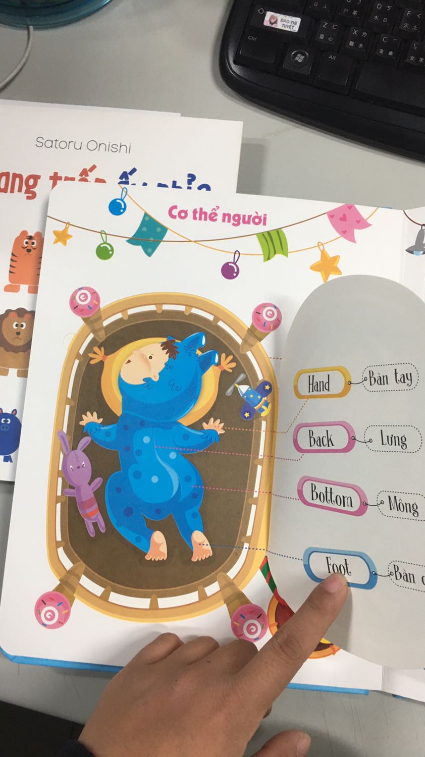 Sách khổ to. Song ngữ Anh Việt
Mua thêm 1 cuốn để tănng cháu