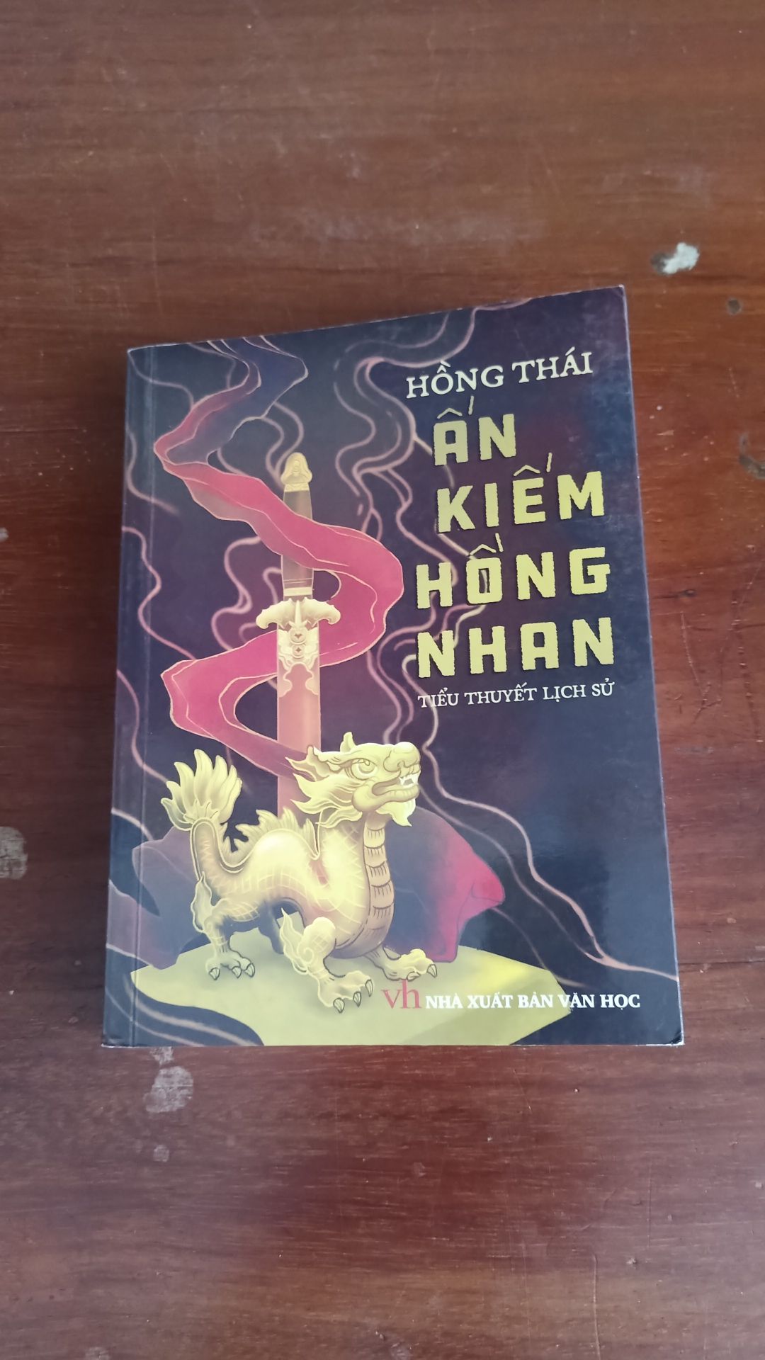 Viết về dòng lịch sử mình thấy rất ít sách, viết về phụ nữ càng ít ỏi. Những gì về lịch sử mình đều muốn đọc và do đó mình chốt.