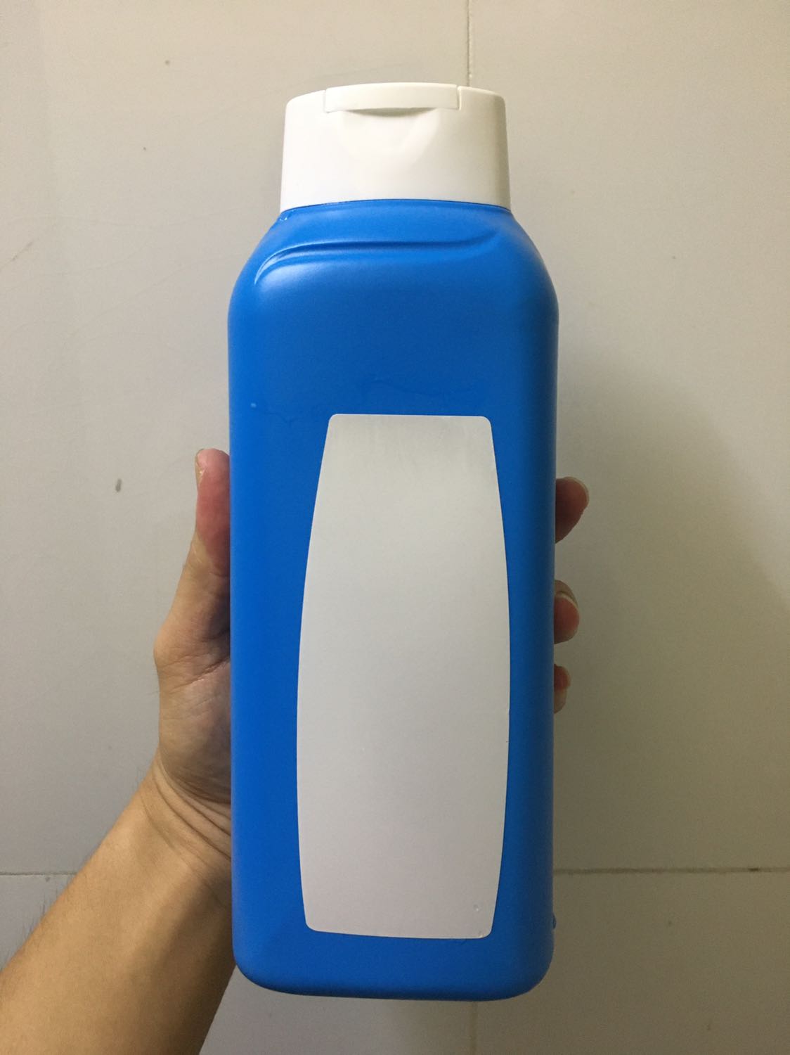 Nhận hàng thấy team nhãn decal bị bong ra; mùi thì ko thơm, Loại này mình dùng mấy năm nay chưa nên nghe mùi là biết hàng kém chất lượng. Đề nghị shop hoàn tiền.