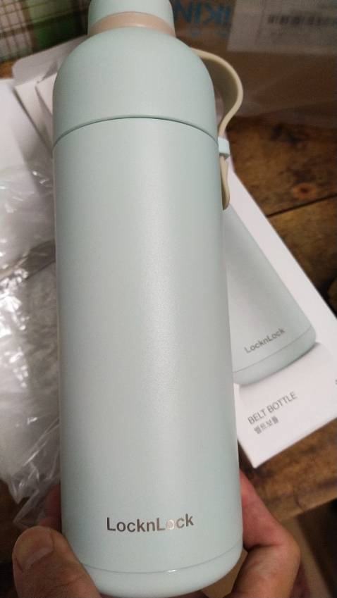 Màu sắc trẻ trung. Ship nhanh, chất lượng bình gia công khá kĩ, tuy nhiên nhược điểm là đế bình bằng nhựa cứng nên dễ bị trượt đổ khi để trên mặt bàn. Còn lại ok giá tốt.