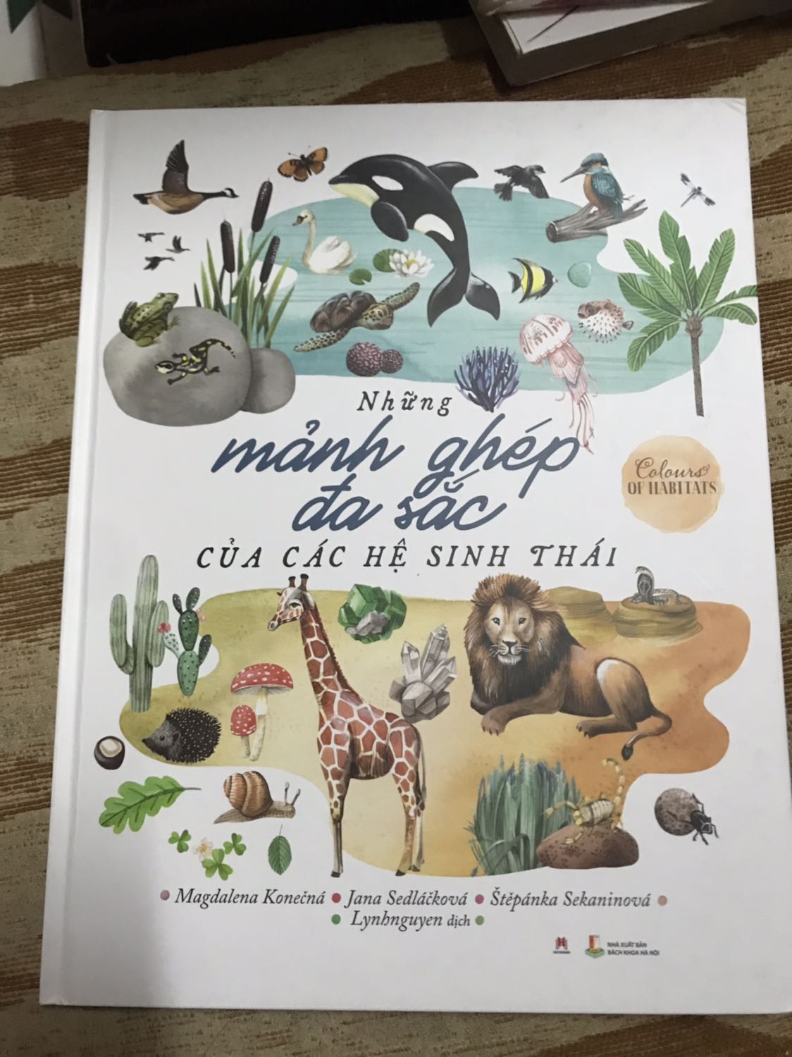 Huy Hoàng âm thầm ra cuốn sách đẹp và chất quá đi mất. Không nhiều chữ nhưng đọc cũng nhiều thơif gian do sẽ thích khám phá từng chữ từng hình vẽ. Một cuốn sách tuyệt vời để nuôi dưỡng tình yêu với vạn vật.