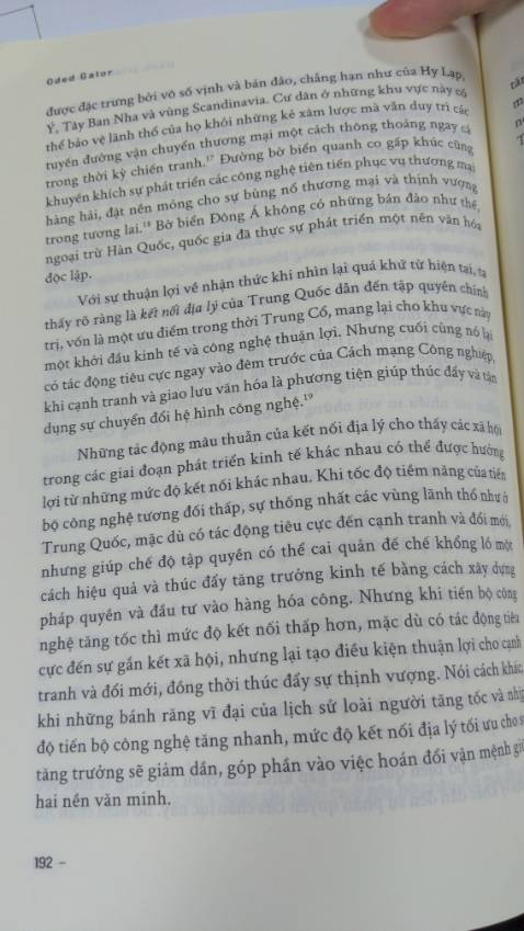 Giấy mỏng quá, chữ trang sau nhìn thấy mờ mờ làm đọc hơi khó chịu.
Nội dung thì hay, nếu mình thích homo sapiens, thì cuốn này của omega chọn dịch làm mình thấy hứng thú. 
Tuy nhiên đọc cuốn này thì mình hơi thất vọng, ko phải thất vọng về nội dung truyền tải mà là phần trình bày, viết 1 câu dài 3 hàng, mà ko 1 dấu phẩy, làm mình đọc phải suy nghĩ, khựng lại 1 chút vì ko hiểu nghĩa câu tiếng việt đang viết. Size chữ sách này cũng nhỏ nha, nên 3 hàng trong 1 câu là dài lắm. Nói chung cuốn này dịch và trình bày ko như mình kỳ vọng.