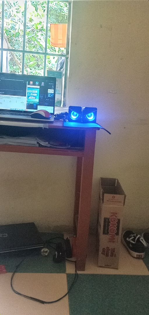 ảnh sao để loa to thế mua về loa bé với cả nghe thỉnh thoảng bị vấp mà wifi bình thường cho 4 sao thôi