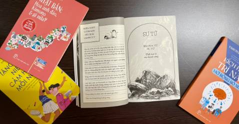 Mình yêu thích tác giả - dịch giả Tama Duy Ngọc từ hồi đọc quyển "Nhật Bản : hoa anh đào, Kimono và gì nữa?". Văn phong nhẹ nhàng, thêm chút hóm hỉnh dí dỏm cùng những hình vẽ siêu cute trong quyển sách của Tama Duy Ngọc đã "chinh phục" rất nhiều độc giả như mình. Ở mảng dịch thuật, Tama Duy Ngọc cũng rất thành công. Bộ truyện "Thám tử Kindaichi" là một ví dụ. Năm nay, Tama "ra mắt" bộ 3 tác phẩm độc đáo mà tác giả dịch thuật. Quyển "Muông thú dạy ta bài học cuộc sống" là một trong số đó. Quyển sách chắc chắn sẽ hấp dẫn với tất cả bạn đọc, nhất là những bạn đọc tuổi "teen" yêu thích truyện tranh. Các thông điệp, bài học sâu sắc về mọi khía cạnh cuộc sống con người được lồng ghép khéo léo trong những câu chuyện bằng tranh ngắn ngắn về các loài vật, khiến người đọc tiếp thu một cách tự nhiên, k cảm thấy áp lực. Thêm vào đó là những phần tổng hợp kiến thức lý thú về tập tính sinh học, nét độc đáo của một số loài vật như : ong mật, chim cánh cụt, bạch tuộc, con lửng... Nhà có em bé đang tuổi học đọc, mình kể cho bé nghe vài câu chuyện trong này, bé thích mê luôn !