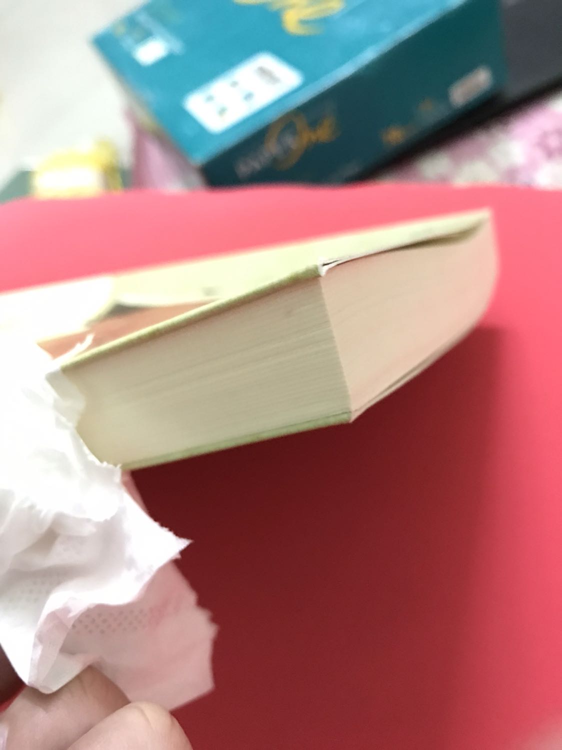 Shop nên có một miếng xốp bao quyển sách để đỡ  bị hư