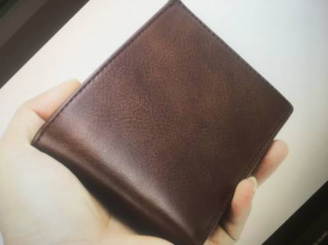 Ví nhìn rất xịn sò. Có hộp đựng thanh lịch. có the Bảo hành 12 tháng nữa. Đóng gói rất cẩn thận. Màu như hình TKs Shop mình cho 5s