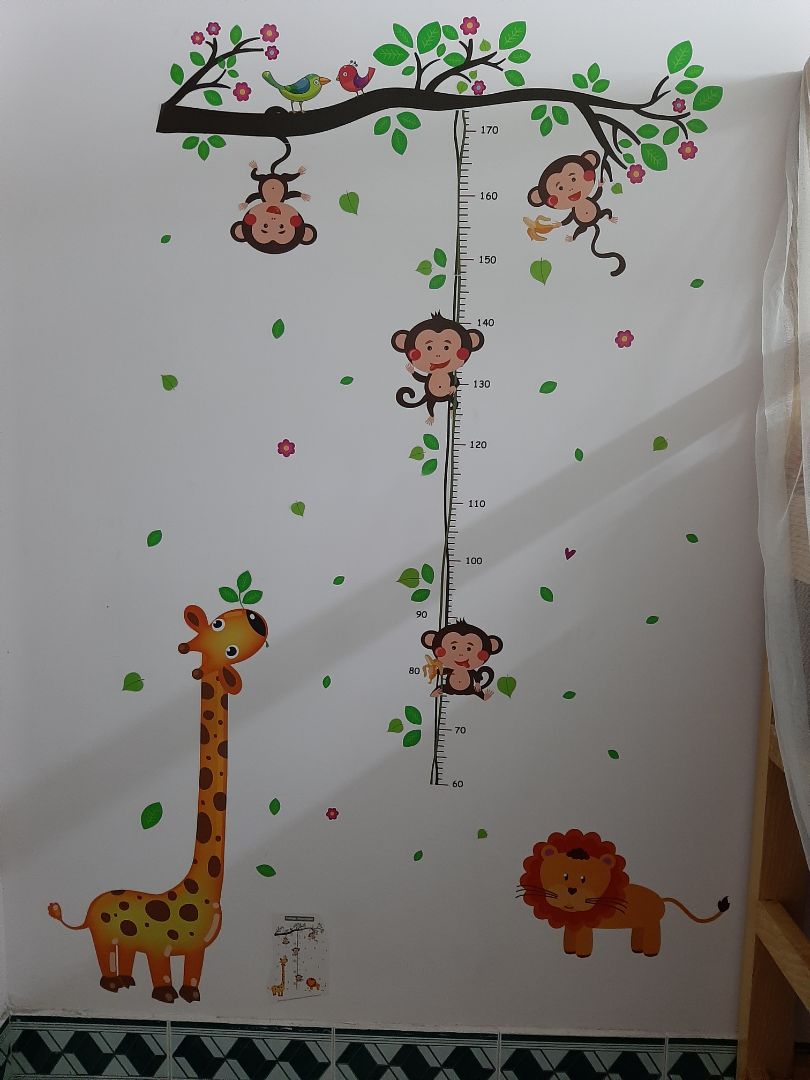 mình có mua mấy mẫu dán nhưng mẫu này hơi bị bong mấy chi tiết to, m phải dùng máy sấy sấy nóng trực tiếp mặt keo, nhìn chung dán khá vất vả. các bạn mua về dính vào tường sơn nên cân nhắc.
Nhìn chung kết quả khá đẹp, các con rất thích