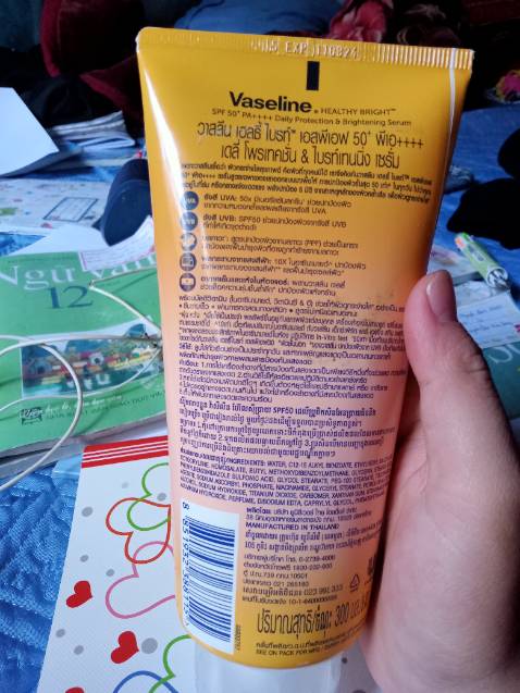 Đóng gói kĩ, giao hơi chậm, vỏ tuýt mỏng.
Chất màu trắng sữa, hơi đục, thấm nhanh thoa xong hơi dính nhma để 1 lúc thì đỡ hơn.
Đã sài 2 ngày và ko bị kích ứng
