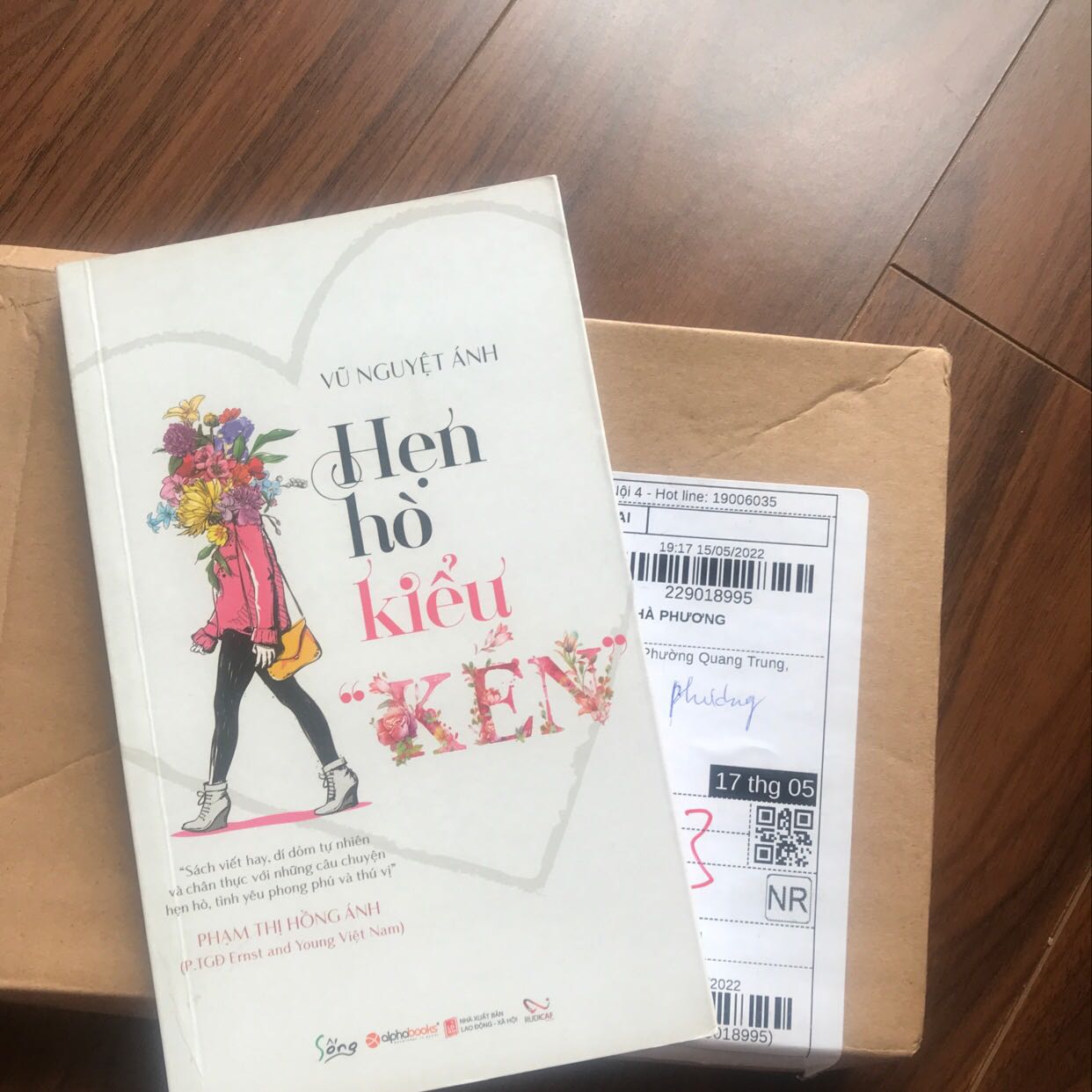 Cuốn mình đặt có bìa sách khác cuốn nhận được. Đang k hiểu là sách khác nxb? Khác nội dung không? Hay có phải bản lậu không
Cuốn trên bìa là cuốn mình thấy mn hay đọc, tự nhiên nhận đc cuốn khác và chưa hiểu lý do