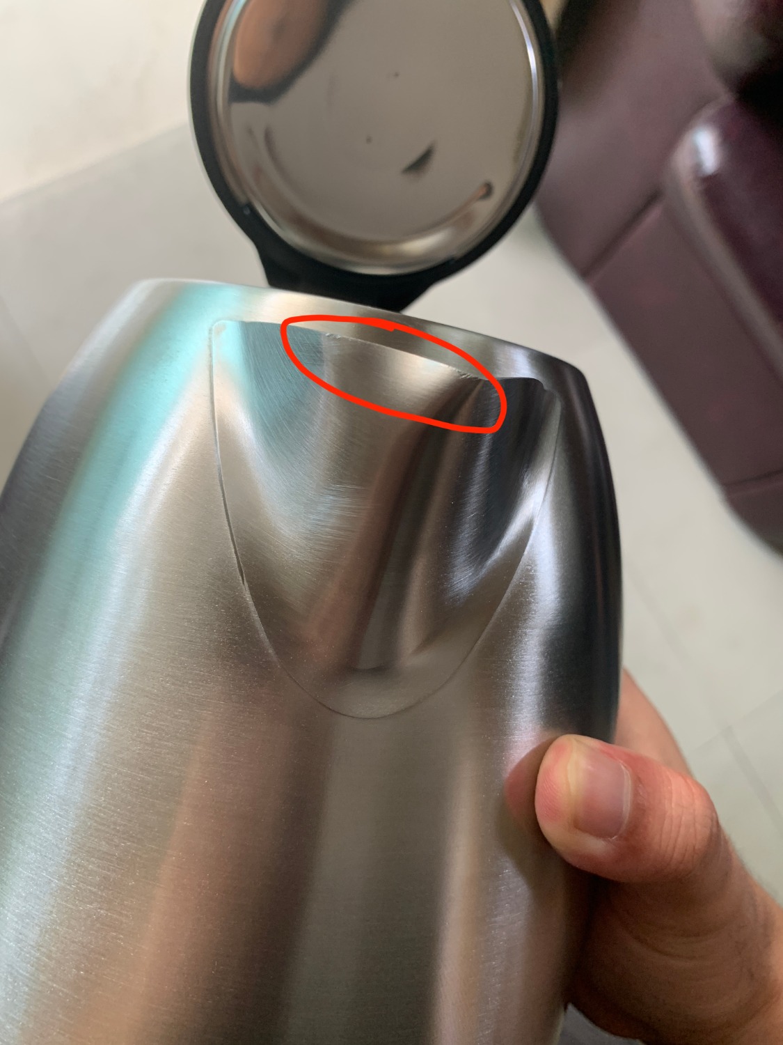 Tôi nhận được bình bị móp méo do nhân viên của nhà cung cấp hoặc Tiki làm rơi rớt, như vậy mà vẫn gửi cho khách hàng được.

Tôi chả hiểu các bạn làm ăn như thế nào nữa. Do chủ quan không kiểm tra với shipper vì đã nhiều lần mua hàng từ Tiki mà tôi nhận được sản phẩm như thế này và theo chính sách thì Tiki sẽ không đổi trả.

Mọi người nên kiểm tra kĩ hàng hoá, tôi thấy nhiều bạn bị như mình.