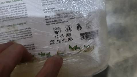 Shop đóng gói rất kĩ, rất hài lòng và khoảng đóng gói và đẹp, mình ít khi gặp shop nào đóng gói chu đáo chuyên nghiệp như shop này. Hàng đúng mẫu. Tư vấn viên nhiệt tình, nhắn buổi tối mà cũng trả lời luôn.
Tuy nhiên mình có hỏi về hạn sử dụng của nước giặt thì shop bảo là  date là 2025 mà shop gửi mình hàng 2024.  Mặc dù thua có mấy tháng thôi nhưng mà làm cho niềm tin giành cho shop thì bị giảm đó.