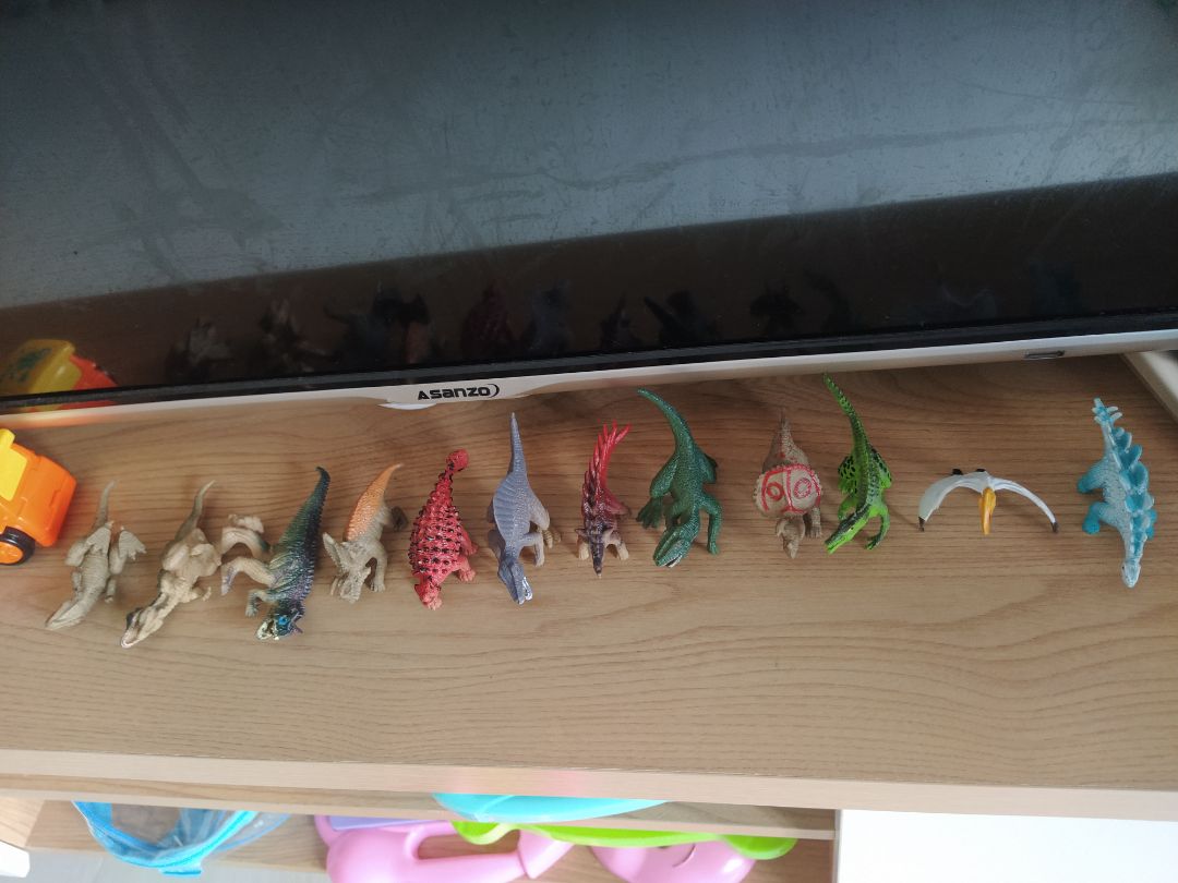 Mức độ hoàn thiện sản phẩm kém.
Đề nghị shop nên kiểm tra hàng trước khi giao cho khách ạ.
3/12 con khủng long không thể đứng vì độ lệch của 2 chân quá lớn.
Màu sơn các chi tiết nhỏ như răng thì lem luốc.
Với mức giá 200 nghìn VNĐ, mình không đánh giá cao chất luọng của sản phẩm này.