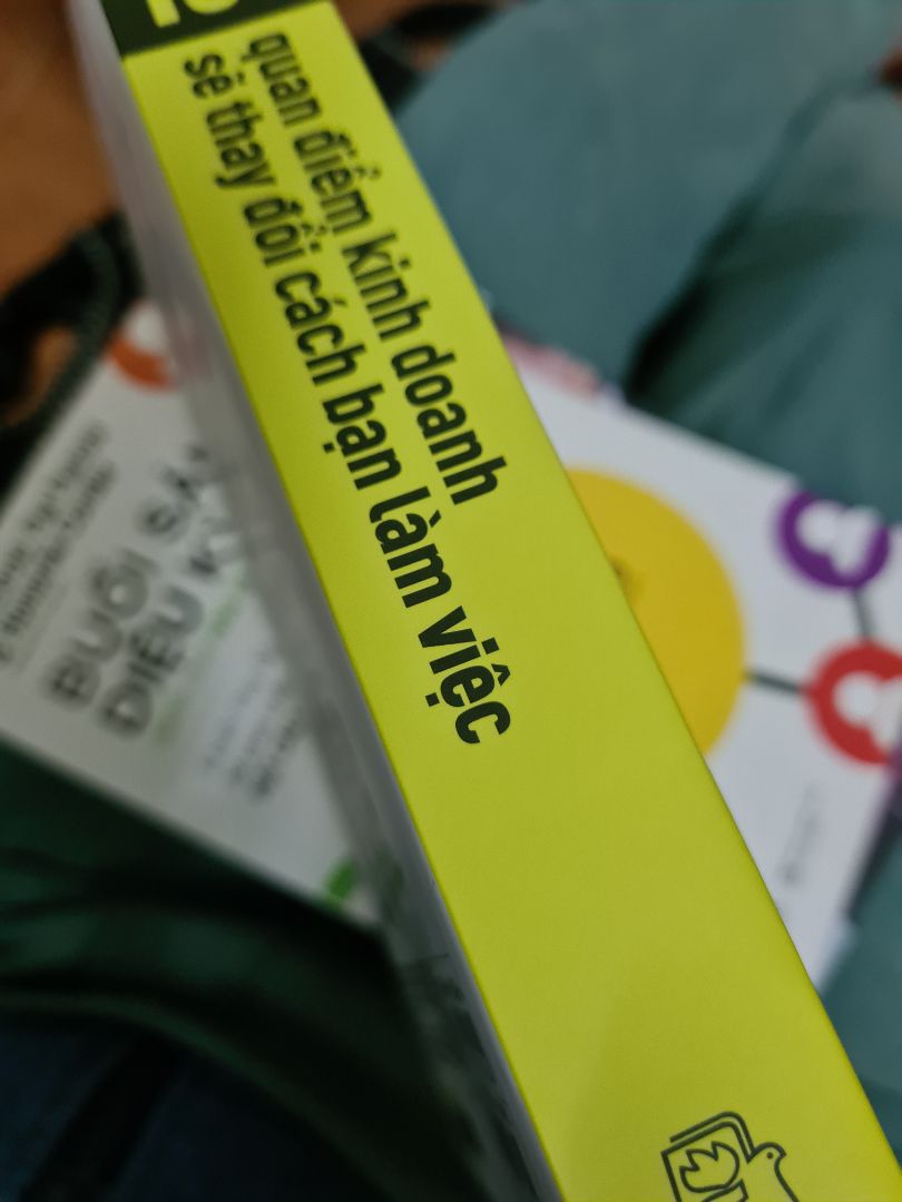 Chưa đọc hết mới đọc đoạn đầu mà nhiều nội dung lý thú, hóm hỉnh phết. Dạng đặt đề bài, phân tích giải quyết và phần kết luận rút ra bài học. Điểm trừ duy nhất là phiên bản này in năm 2018 nên vẫn dùng loại giấy xốp. Loại giấy này in sẽ bị mờ và dễ ố vàng theo thời gian.