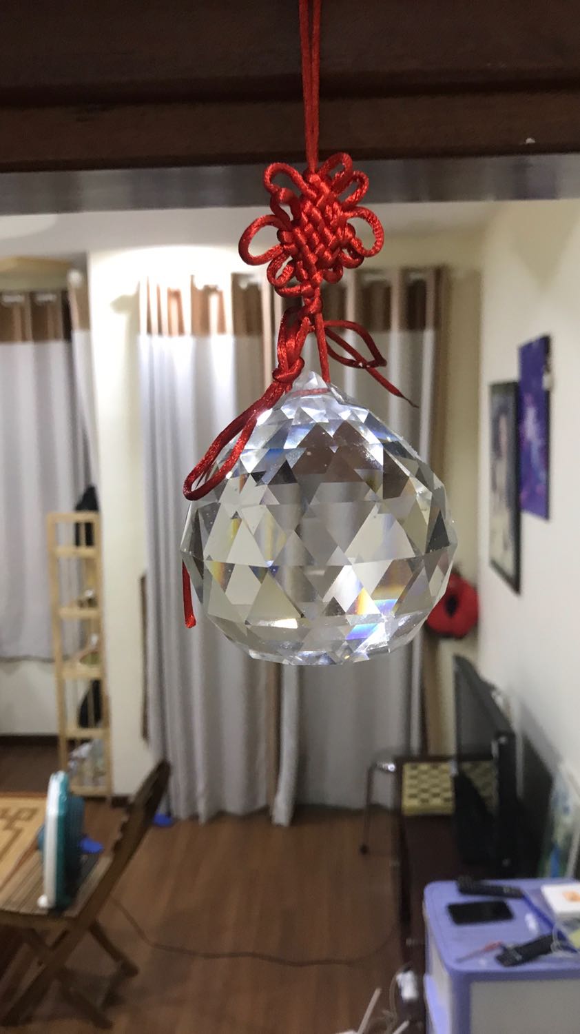 Rất ưng ý, nhà 2 cửa đối diện nhau, treo quả cầu để hoá giải.