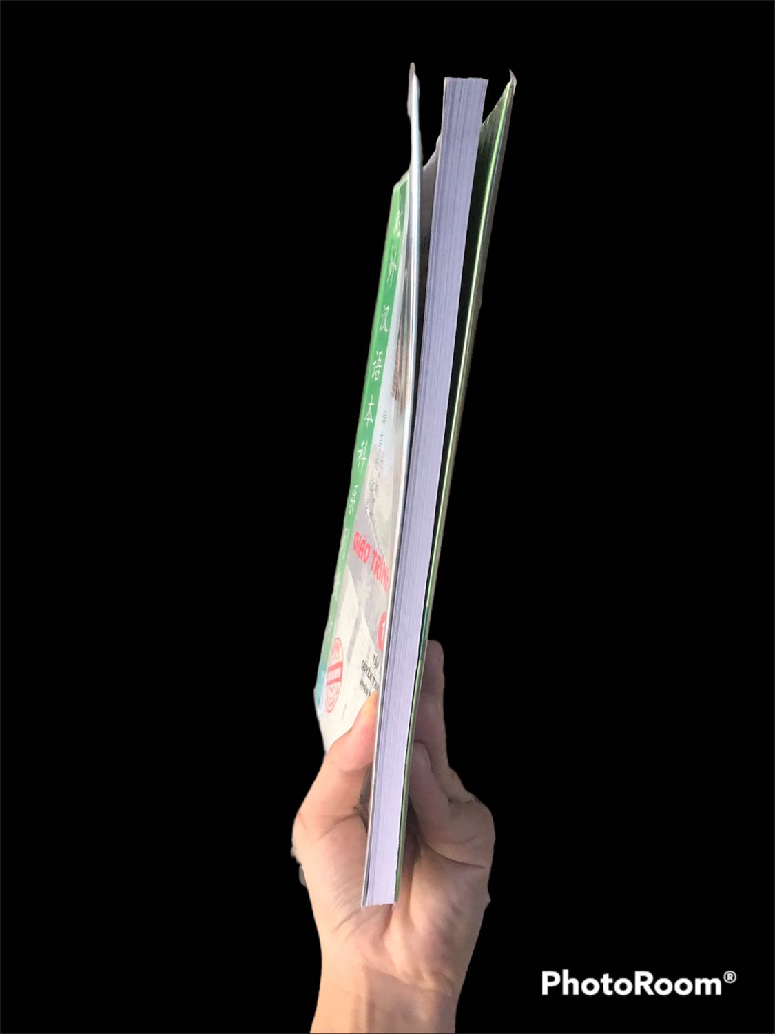 Về nội dung thì cuốn này rất phù hợp cho các bạn mới bắt đầu học tiếng Trung nhé, nó có mã code để mình quét nó sẽ hiện ra link video để mình học nữa nè ^^ mình đang học HSK1 và thầy mình cũng cho file PDF giáo trình này để học,  coi file PDF khó chịu quá nên quyết định lên đây mua 1 cuốn về học cho thoải mái ^^. Còn về hình thức thì sách hơi to 1 chút mà các bạn cũng biết bên TIKI đóng gói hàng ntn rồi đó, nên sách về có cong gấp méo mó cũng hơi khó chịu nhưng may thay sách mới không bị rách gi nên thoi cũng ok nhé, mong rằng TIKI thay đổi phần đóng gói để giao sản phẩm đến khách được đảm bảo hơn 😢