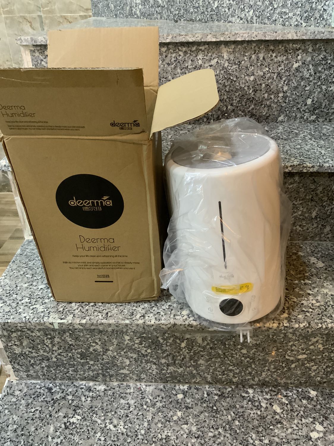 Hàng đóng gói rất là cẩn thận nhưng mà không thấy bộ điều khiển ở đâu cả lúc mua về nói thật mình không biết sử dụng bởi vì nhu cầu của mình là mua máy xông hơi sau đó mò mãi trên YouTube thì mới biết cách sử dụng rất là ổn nếu bạn nào cần một dung tích lớn máy phun sương thì đây là loại ổn và tốt nhất phù hợp với mức giá tiền