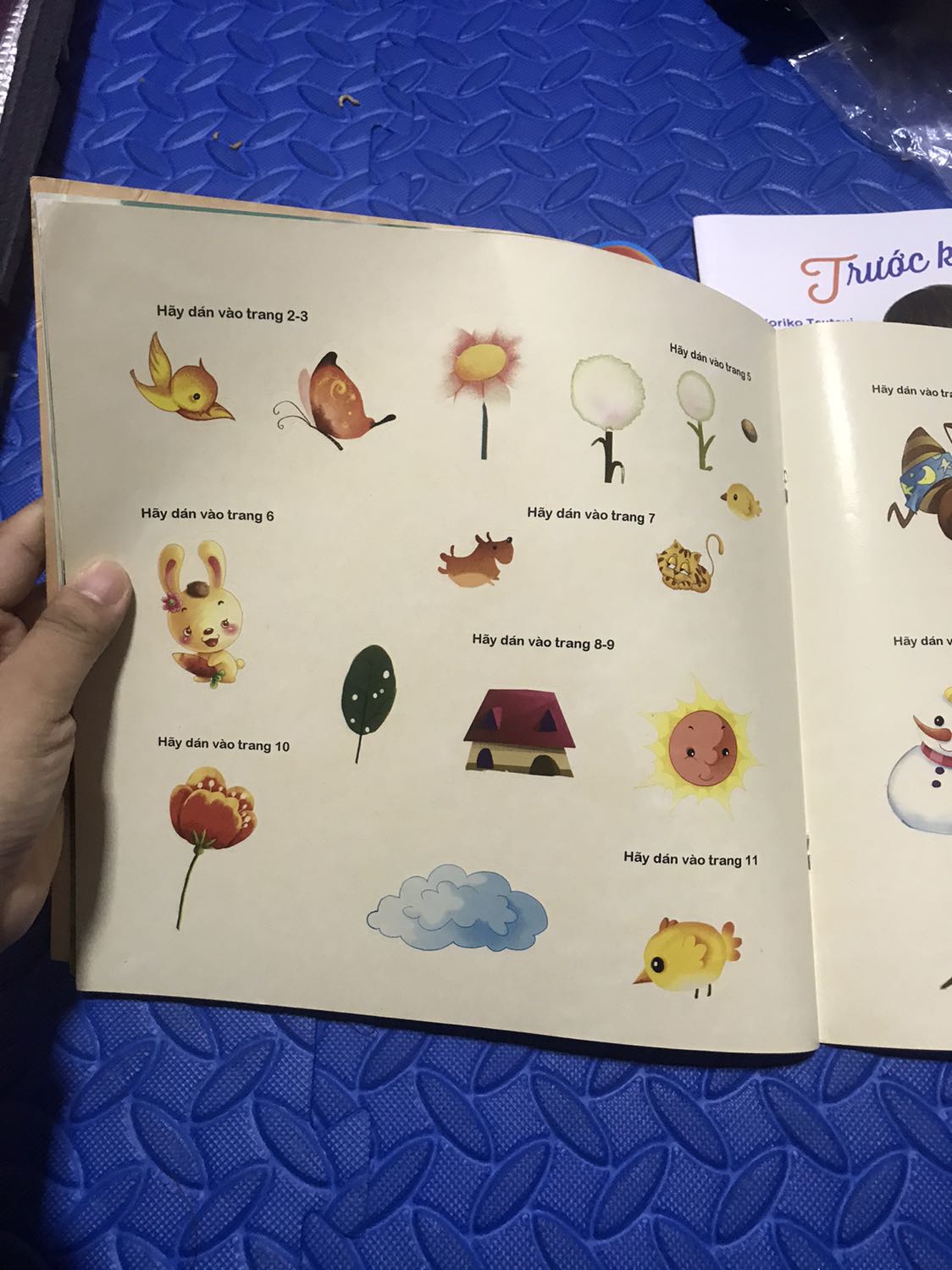 Shop đóng gói cẩn thận. Sách in màu bìa bóng. Khổ to. Gồm 3 câu chuyện Quạ uống nước trong bình. Cô bé quàng khăn đỏ!va 1 truyện nữa mình quên rồi. Toàn truyện kinh điển. Sale 12k. Hình vẽ dễ thương. Kèm theo 2 trang hình dán siêu yêu