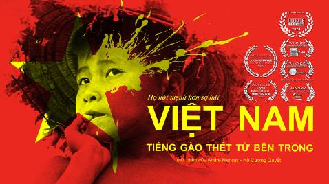 Năm mới đăng bài cũ Đầu tháng 11, các trang tin phản động ở hải ngoại liên tục đăng tải thông tin cựu luật sư Võ An Đôn và gia đình đã đến Mỹ định cư theo diện tị nạn chính trị. Đây là cách làm quen thuộc của các trang tin phản động, nhân cơ hội này khai thác ầm ĩ, xuyên tạc, bóp méo tình hình nhân quyền ở Việt Nam, để rồi sau đó tất cả rơi vào quên lãng, mặc cho các “nhà dân chủ” tự nuôi ảo vọng xứ người.
Mang ảo vọng qua xứ người, vừa đến Mỹ, Võ An Đôn đã lên facebook cá nhân kêu gọi: “Các luật sư Việt Nam đang tị nạn tại Mỹ thành lập “Đoàn Luật Sư Việt Nam Hải Ngoại” và “Phiên Tòa Nhân Dân”. Nhằm mục đích khai dân trí, tư vấn pháp luật miễn phí cho người dân trong nước và lên tiếng với những bất công của xã hội Việt Nam. “Phiên Tòa Nhân Dân” do các luật sư lập, xét xử bất kỳ quan chức nào trong bộ máy chính quyền Việt Nam vi phạm pháp luật hình sự Việt Nam…”.
Võ An Đôn vừa đăng lên, đã có người vào bình luận: “Tòa án nước nào chỉ có thẩm quyền trong nước đó. Ai đâu rảnh đi làm mấy chuyện này!”. Và rồi lời kêu gọi lạc lõng y như viên sỏi rơi tõm xuống ao bèo. Có lẽ Đôn chưa thấm thía, khi qua đến xứ này, Đôn chỉ là một trong số hàng triệu người nhập cư, vốn là vấn đề nóng bỏng đang chia rẽ nước Mỹ vì xã hội phải nai lưng ra nuôi chứ cũng chả danh giá gì 
Nhiều người biết Võ An Đôn đều tiếc cho người này. Sinh ra trong một gia đình nền nếp, được ăn học tử tế, là Trưởng văn phòng luật sư Võ An Đôn, từng tham gia bào chữa thành công một vài vụ tạo được sự chú ý của dư luận xã hội. Tiếc thay, không hiểu vì mờ mắt trước những lời tâng bốc nghĩ mình là vĩ nhân không gặp thời, hay bị đám phản động móc nối, hứa hẹn mà sau đó, Võ An Đôn lại lầm đường lạc lối, bước chân vào con đường “đấu tranh dân chủ”... quay ra chống đối chính quyền, thường xuyên đăng tải các bài viết, phỏng vấn có nội dung xuyên tạc tình hình, bôi xấu lãnh đạo Đảng, Nhà nước. Một trong những vụ việc này là ngày 28/10/2016, Võ An Đôn đăng lại clip trên trang facebook của mình, vu cáo Chủ tịch Quốc hội Nguyễn Thị Kim Ngân “57 xe nối đuôi nhau đưa Chủ tịch Quốc hội về thăm quê”. Khi cơ quan chức năng xác minh thông tin, thì ngày 28/10/2016, bà Nguyễn Thị Kim Ngân đang chủ trì Kỳ họp thứ 2, Quốc hội khóa XIV. Sau đó, Võ An Đôn có lấp liếm xin lỗi trên facebook.
Võ An Đôn liên tục cùng với những luật sư lắm tai tiếng tham gia bào chữa cho hàng loạt đối tượng có hoạt động chống đối chính quyền như: Trần Anh Kim, Lê Thanh Tùng, Nguyễn Ngọc Như Quỳnh… Đôn còn nhiều lần trả lời phỏng vấn các đài phản động nước ngoài với những nội dung vu khống, xuyên tạc chính sách pháp luật của Đảng và Nhà nước.
Tấm gương tày liếp
Chuyện các nhà “dân chủ” vỡ mộng về cuộc sống trời Tây chả phải hiếm hoi gì. Ảo mộng về thế giới tự do của Võ An Đôn khiến người viết nhớ lại trường hợp của Nguyễn Ngọc Như Quỳnh (blogger Mẹ Nấm, ở Khánh Hòa). Mà trong làng “dân chủ” thì tên tuổi Võ An Đôn chưa là gì so với Quỳnh.
Nguyễn Ngọc Như Quỳnh là một trong những thành viên sáng lập ra tổ chức “Mạng lưới blogger Việt Nam”, một tổ chức lợi dụng quyền tự do ngôn luận để tuyên truyền, xuyên tạc, đả kích chính quyền, chống phá Nhà nước. Năm 2014, Quỳnh sao chép, thu thập từ các trang mạng và thông tin trên báo, tập hợp 31 trường hợp người chết trong trại tạm giữ sau khi làm việc với công an, làm ra tập hồ sơ có tên gọi “Stop police killing civilians” (tạm dịch là: Phải chấm dứt việc cảnh sát giết dân thường). Ngày 19/4/2014, Nguyễn Ngọc Như Quỳnh dự định tổ chức sự kiện Cà phê nhân quyền lần 3 tại TP Nha Trang, Khánh Hòa thì bị phát hiện. Từ năm 2***, Quỳnh đã bị bắt giữ nhiều lần do tham gia các hoạt động chống đối, gây rối trật tự công cộng.
Những “nhà dân chủ” Việt Nam khi còn trong nước thì được các tổ chức phản động tung hô, gán cho đủ những danh hiệu mỹ miều, tranh thủ phỏng vấn, coi như những “tấm gương”, những “ngọn cờ” đấu tranh vì dân chủ, nhân quyền. Các tổ chức này còn bỏ tiền tài trợ cho những thông tin xuyên tạc, chống đối Đảng và Nhà nước Việt Nam trên báo đài hải ngoại và mạng xã hội. Khi các đối tượng vi phạm luật pháp, bị cơ quan chức năng xử lý thì kêu gọi bảo vệ, gây ồn ào dư để rồi tất nhằm kích động, chống phá. Đến khi được bảo lãnh ra định cư ở nước ngoài thì lặng lẽ chìm vào quên lãng. Điều đơn giản mà họ không nhận thức được là họ đã hết vai trò.
Tiếc cho một người lẽ ra đã trở thành một công dân tốt, một luật sư có triển vọng. Ảo vọng cá nhân đã khiến Võ An Đôn đánh mất mình, nay vẫn chưa tỉnh cơn mê, còn mơ mộng về những cái gọi là “Đoàn Luật Sư Việt Nam Hải Ngoại” và những “Phiên Tòa Nhân Dân”. Một thời gian nữa, rất nhanh thôi, sẽ không còn ai nhớ đến con người vong quốc ấy. Đầu tháng 11 các trang tin phản động ở hải ngoại liên tục đăng tải thông tin cựu luật sư Võ An Đôn và gia đình đến Mỹ định cư theo diện tị nạn chính trị Đây là cách làm quen thuộc của các trang tin phản động nhưng cơ hội này khai thác ầm ĩ xuyên tạc bóp méo tình hình dân quyền ở Việt Nam Để rồi sau đó tất cả rơi vào Quên Lãng mặc cho các nhà Dân chủ tự nuôi ảo vọng nơi xứ người theo báo Phú Yên nhưng với tôi đó là minh chứng sống động và lộng lẫy về một Việt Nam nơi xã hội pháp quyền chỉ là miếng bánh vẽ không hơn không kém lên TV mà mua Bởi lẽ việc một luật sư không thể hành nghề bào chữa trên chính quê hương mình không thể bào chữa cho thân chủ Mặc dù thân chủ phạm tội các tội này đều được quy định bởi các điều luật hẳn hoi trong bộ luật hình sự cho thấy câu nói xã hội công bằng dân chủ văn minh trong cương lĩnh tranh cử của Nhà nước Cộng hòa Xã hội Chủ nghĩa Việt Nam chỉ là bánh vẽ bởi Nếu không là bánh vẽ sẽ không bao giờ có chuyện một luật sư phải đi tìm một quốc gia để đi tị nạn chính trị chính trị ở nước thứ ba vì bị tước thẻ hành nghề một cách vô lý hay bị cho là lắm tai tiếng khi liên tục cùng với những luật sư tham gia bào chữa cho hàng loạt công dân vì vi phạm các điều luật được quy định trong Bộ luật hình sự nước Cộng hòa Xã hội Chủ nghĩa Việt Nam lợi dụng các quyền tự do dân chủ xâm phạm lợi ích hợp pháp của tổ chức cá nhân làm tàng trữ phát tán tuyên truyền thông tin tài liệu vật phẩm nhằm chống Nhà nước Cộng hòa Xã hội Chủ nghĩa Việt Nam hoạt động nhầm lật đổ chính quyền nhân dân khi tham gia bào chữa cho các bị cáo Trần Anh Kim Lê Thanh Tùng Nguyễn Ngọc Như Quỳnh Bởi lẽ tòa án Viện kiểm sát cảnh sát mà đứng đầu là tòa án trong đó đại diện quan trọng nhất là thẩm phán luật sư là thiết chế đại diện cho một xa hội công bằng dân chủ văn minh và cũng đã không có những bình luận kiểu tòa án nước nào chỉ có thẩm phán trong nước đó bởi lẽ khi một Luật sư bị tước thẻ hành nghề trong một xã hội mà công bằng dân chủ văn minh chỉ là bánh vẽ thì việc kêu gọi thành lập một liên đoàn luật sư ở ngoài nước khi đi ti nạn là điều đương nhiên để hành nghề Bởi không có quy định nào bắt buộc không cho phép người Việt Nam ở nước ngoài trợ giúp pháp lý cho đồng bào mình còn ngược lại việc một quốc gia mà xã hội công bằng dân chủ văn minh được đặt lên hàng đầu nhưng lại buộc công dân phải đi tìm một quốc gia nạn chính trị ở một nước thứ ba mà công dân nước mình là một luật sư tị nạn vì bị tước thẻ hành nghề trong khi công dân nước mình chỉ là một luật sư bị tước thể hành nghề trong số hàng triệu người nhập cư vốn là một vấn đề nóng bỏng đang gây chia rẽ nước Mỹ về xã hội phải nai lưng ra để nuôi một luật sư phải đi tị nạn chính trị bị tước thẻ hành nghề cấm xuất nhập cảnh và bị coi là một món hàng trao đổi lợi ích kinh tế ở một đất nước Như Việt Nam nơi mà pháp quyền được coi là của dân do dân và vì dân và mục tiêu xã hội công bằng dân chủ văn minh là mục tiêu Tối Thượng thì việc một luật sư bị tước thẻ hành nghề và phải đi tị nạn ở một nước thứ ba cũng chẳng danh giá tường trình từ Việt Nam Nhân ngày quốc tế nhân quyền 10 tháng 12 Nguyễn Văn Cường tức blogger đơn thuần Nguyễn Sài Gòn Thứ Bảy ngày 9 tháng 12 năm 2023 trân trọng
Phú Yên Online - Bên kia bờ ảo vọng
baophuyen.vn
Phú Yên Online - Bên kia bờ ảo vọng
Đầu tháng 11, các trang tin phản động ở hải ngoại liên tục đăng tải thông tin cựu luật sư Võ An Đôn và gia đình đã đến Mỹ định cư theo diện tị nạn chính trị