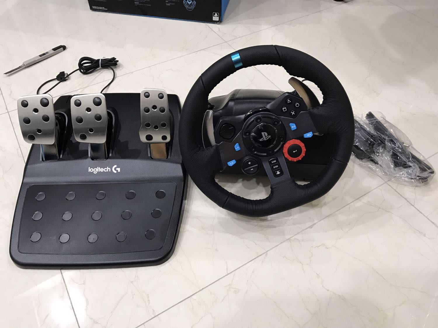 Giao hàng tikinow quá nhanh quá nguy hiểm. Hàng nguyên zin thơm mùi nhựa mới... cảm giác trải nghiệm game đua xe với bộ vô lăng này quá phê... đang dành tiền mua thêm bộ cần số riêng nữa