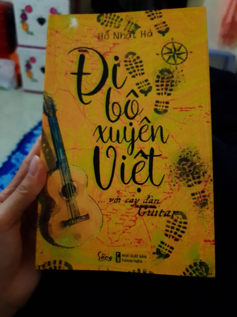 Lời văn không trau chuốt. Tuy nhiên, cuốn sách mang lại cảm hứng cho những người trẻ thích phiêu lưu, thích khám phá. Tác giả kể lại hành trình của mình, những trải nghiệm, những nơi tác giả đã đi qua. Không dưới 1 lần tôi tưởng tượng nếu mình là những người anh gặp, mình có giúp anh không nhỉ? Tôi cũng hơi nghi ngờ về lòng tốt và niềm tin vào con người của mình ??
Không thể nói là sách hay, như tôi đã nói từ đầu. Nhưng tôi thích cuốn này. Vì sự mộc mạc và chất phác của anh Hà. Recommend các bạn trẻ nên đọc. Hãy thử 1 lần đi cùng anh hành trình xuyên Việt