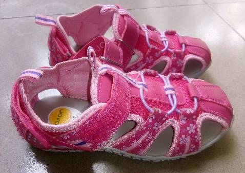 Giày hình thức đẹp, có thêm phần điều chỉnh phía gót nên khá thuận tiện. Độ bền thì còn phải đợi mới biết.