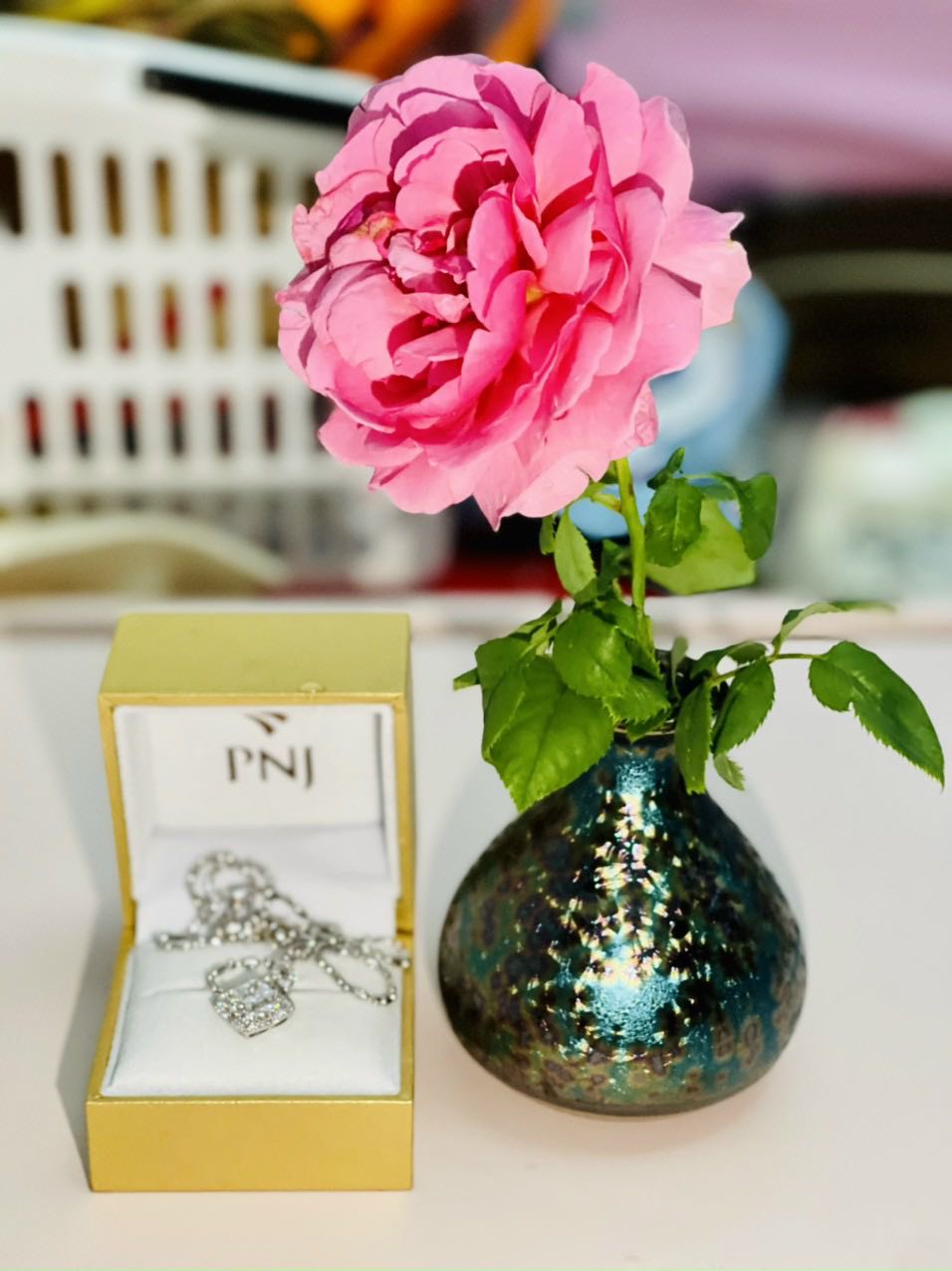 Dao cầm nặng tay, chặt sắ bén. Về lâu dài thì chưa đánh giá được. Sau này sẽ đánh giá thêm, nhưng thấy hài lòng với sản phẩm. 
Hình ảnh mang tính chất nhận xu ạ.