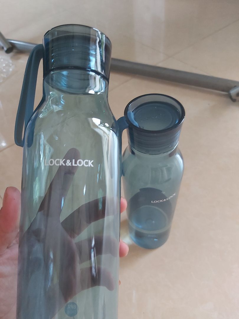 Mình vừa nhận hàng và bước đầu có một số đánh giá sau:
+ Về màu sắc thấy giống với mẫu
+ Về hình dáng thấy bình nhỏ gọn thuận tiện cho hs mang trong balo, cầm chắc tay, dây ở nắp chắc chắn, nắp bình khi xoáy chặt không bị dò nước khi nghiêng bình.
+Tiki giao hàng nhanh so với dự kiến ,đóng gói cẩn thận. 
Mình đã mua nhiều loại bình cho con và lần này ưng nhất. Đã mua 2 cái cho con và t mua hộ 2 cái nữa.