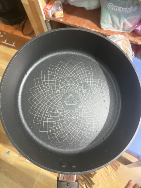 Chảo dày dặn, chống dính tốt, đóng gói cẩn thận, đáy chảo phẳng dễ dàng cho dầu trải đều khắp mặt chảo, không bị nhô lên cao như các loại khác