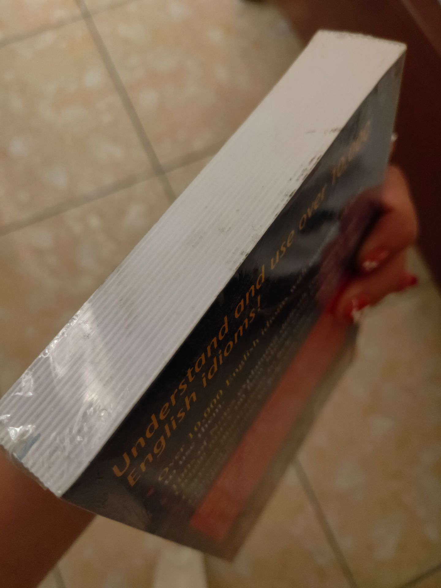 Cuốn sách nhỏ gọn nhưng chữ bên trong vẫn khá to và dễ nhìn. Sách gửi từ HN vào nhưng tiki giao hàng rất nhanh. Đến tay mình sách vẫn còn nguyên bọc kính bên ngoài, tuy vậy vẫn có chỗ bìa bị rách nhẹ nhưng không sao ạ.
Còn về nội dung, cuốn sách này mỗi từ đều có đi kèm phiên âm nhưng không giải thích nghĩa của từ mà chỉ giải thích cho cái idiom nên dùng kèm thêm cuốn Advance. Sách khá hữu ích cho các bạn cần nâng cao khả năng đọc, viết.