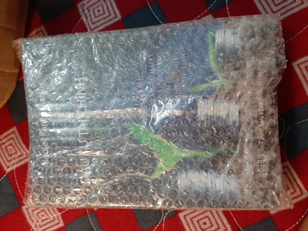 chất lượng sách tốt nhưng lần đầu mk mua tiki mà giao hàng tệ như thế này luôn . mọi người nhìn hộp đựng là biết ?. sách dày và nặng , chất lượng giấy tốt