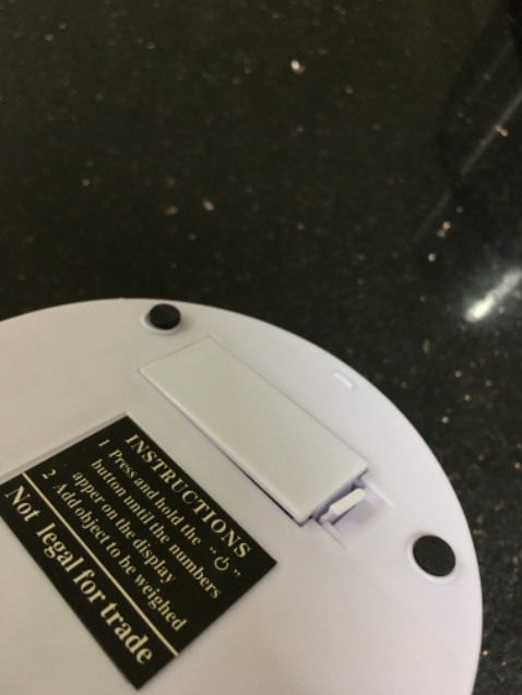 Cân gọn nhẹ, có điều hốc đê pin không vừa khít mà bị trồi ra, hên là không bị cấn do cân k nằm sát đất