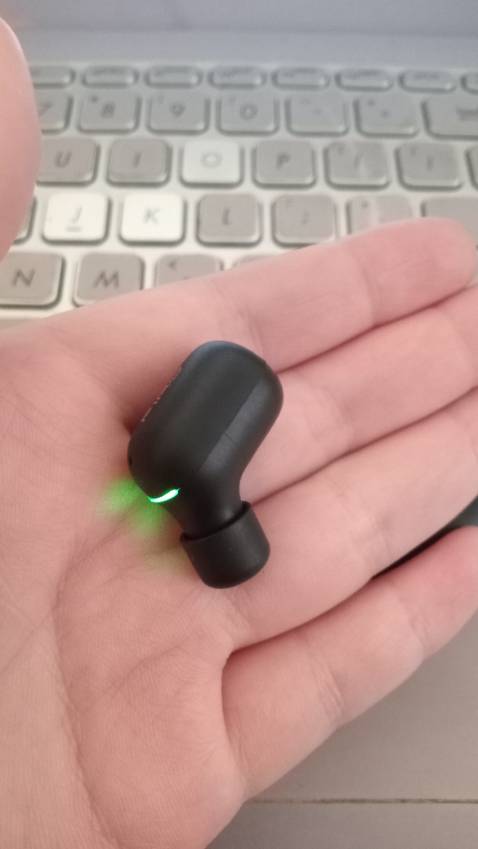 Giao hàng nhanh, shop phục vụ siêu có tâm. Tai nghe dùng tốt, nghe nhạc thích lắm luôn ạ, mề mế mê. Mình cảm giác như tai nghe bên trái nhạy hơn bên phải một xíu. Tuy nhiên tai nghe hơi to so với tai mình (tại tai mk bé xíu ý) nên cảm giác như tai nghe sắp rơi. Mình muốn pass lại để mua tai nghe phù hợp hơn. Giá hạt dẻ ạ. Ai có nhu cầu mua lại liên hệ mk qua Zalo *** nhé ạ!