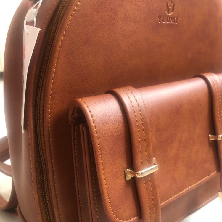 Chất da mịn, khá cứng, đứng form, khoá kéo mượt, phần nam châm của túi tốt, shop gói hàng cực kỳ cẩn thận, giao nhanh!