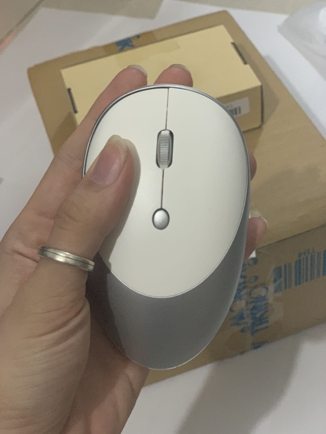 Kiểu dáng cực đẹp, thời trang, mix 2 màu rất sang. Nút bấm êm, nhẹ, không gây ra tiếng ồn. Chuột nhạy, độ chỉnh xác cao. Rất hài lòng với sản phẩm này, cám ơn shop đã bán những sản phẩm chất lượng như vậy tới người dùng.