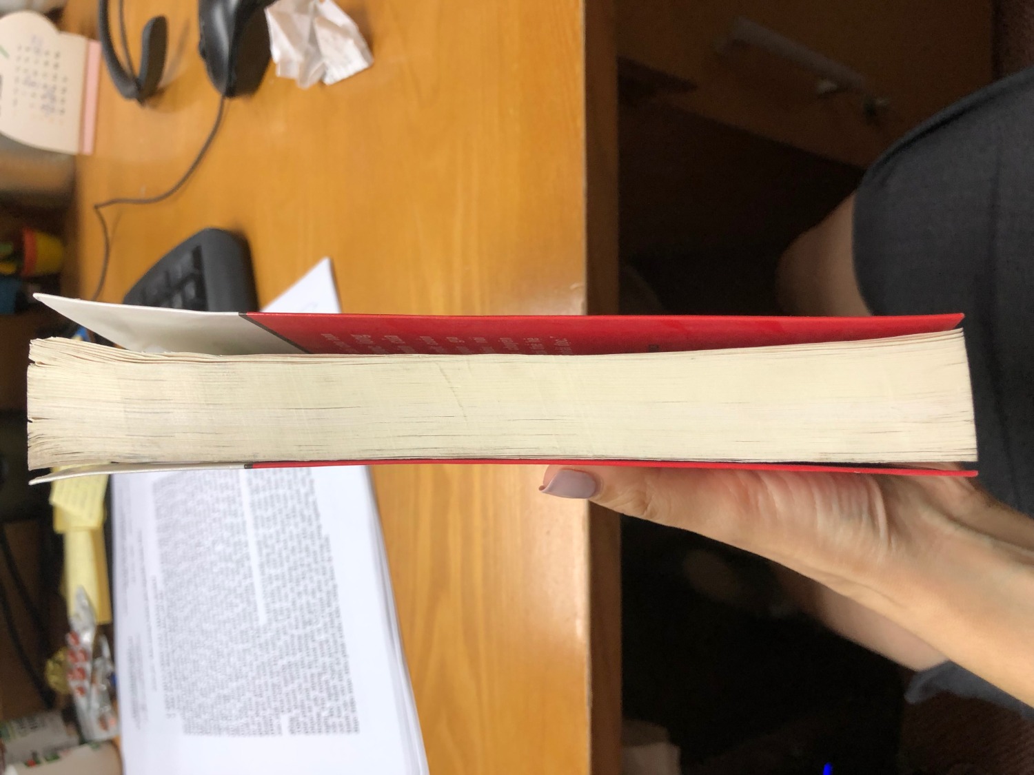 Mình vừa nhận sách hôm nay. Hàng giao đúng thời gian dự kiến. Mình chưa đọc sách nên không nhận xét về nội dung, nhưng không thể chấp nhận chất lượng sản phẩm được giao đến tay khách hàng trong tình trạng như hình mình gửi kèm. Đây không phải là lần đầu mình nhận được sách trong tình trạng kém chất lượng từ Tiki nhưng chưa bao giờ ở tình trạng tệ đến mức buộc mình phải review lên đây như thế này. Đề nghị Tiki xem lại chất lượng nguồn hàng và trả lời về chính sách bảo vệ quyền lợi cho khách hàng! Trân trọng.