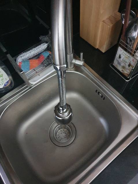 Lúc mới gắn hơi khó nhưng chịu khó tí là okay nhé
Nước xịt ra đều và dễ dùng vòi khi rửa chén hơn
Hình ảnh sau khi dùng đc 3 tháng nhé, vẫn sáng bóng