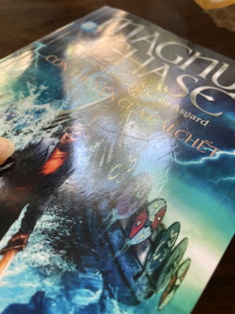 mình ở nước ngoài mua sách nhờ bạn nhận hộ rồi mang sang. Bây giờ mở ra thất vọng cực kỳ :) Sách vừa bẩn vừa cũ, nguyên phần bìa xước không còn gì để nói. Đến tên sách ở phần gáy cũng in lệch hẳn sang 1 bên. Chọn mua ở nhà sách uy tín cho chắc ăn xong mà thế này :)