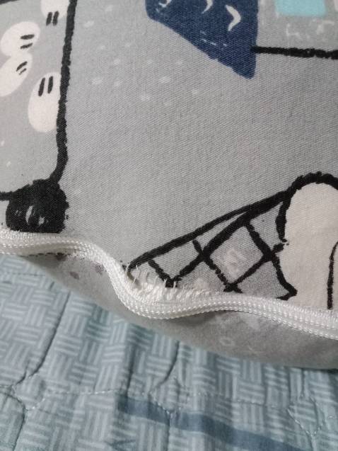 Mình đặt mua gói mây xám nhưng lại giao sản phẩm khác mà không hề liên lạc hỏi ý kiến.
Hơn nữa đường Mai của sản phẩm rất là xấu và còn bị bung chỉ dù mới sử dụng được thời gian ngắn.
Bên trong ruột gối còn bị thâm đen dính vết bẩn.