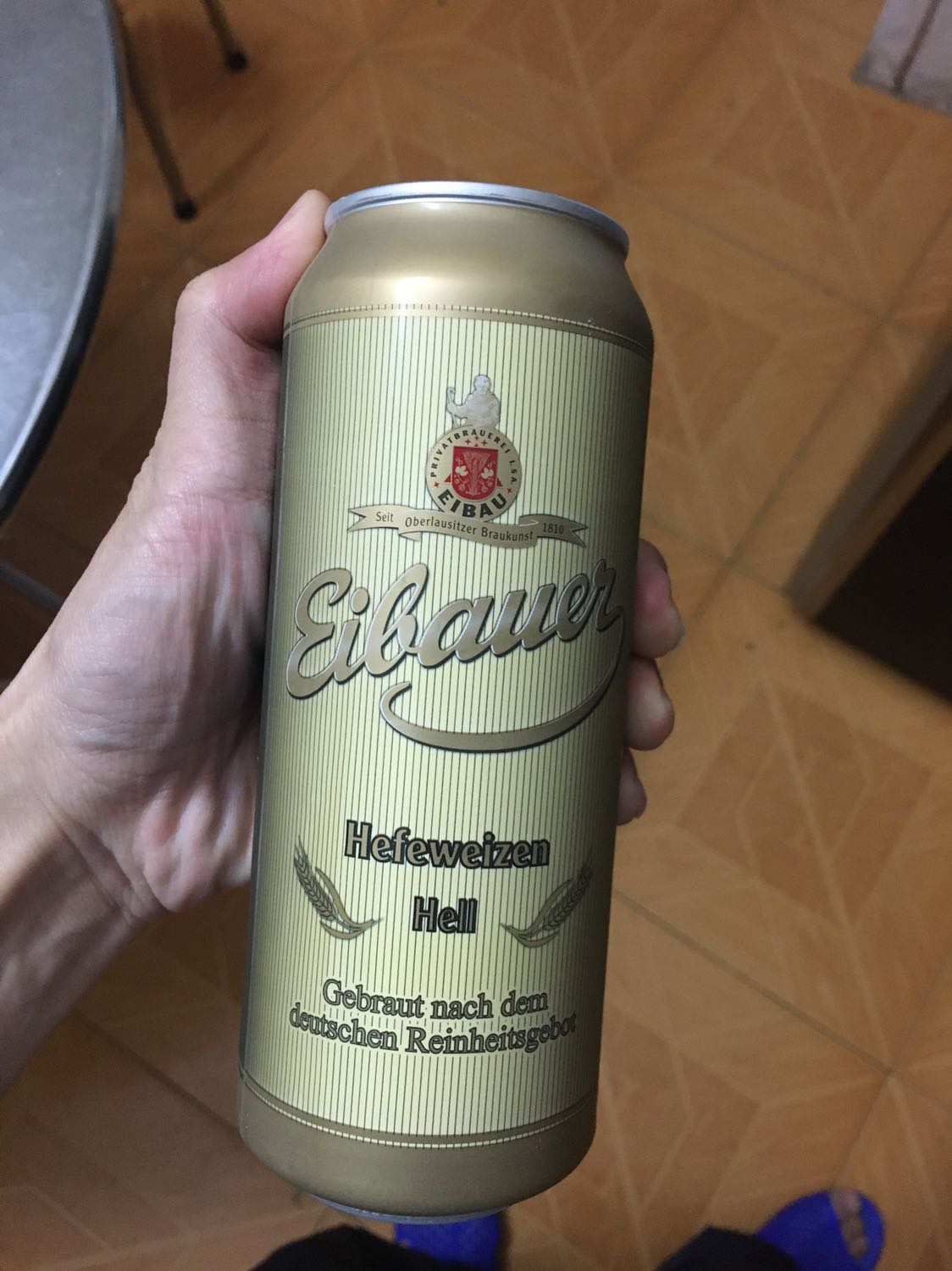 Bia ngon, vận chuyển nhanh nhưng phí vận chuyển cao quá.

Chất men huyền thoại của Thầy tu xứ Eibau sáng tạo ra loại bia vàng Eibauer thơm ngon một cách khác biệt đầy cuốn hút:
- Hương thơm nồng đượm nhưng không ngán, bọt bia béo bùi nhưng thanh mát vị bia, hậu ngọt dịu êm
-Chút đắng thanh tạo thành chuỗi các cảm giác đối lập và hòa quyện, hoàn toàn khác biệt kể cả với những dòng bia khác biệt nhất mà bạn đã từng thử qua.
 Với một chai Eibauer ướp lạnh vậy là đã đủ cho quý vị bắt đầu hành trình phiêu đầy sức hút khó tả, bắt đầu từ hương thơm tinh tế phảng phất của mạch nha thơm, vừa mạnh mẽ nhưng nhẹ nhàng, lớp bọt dày trắng mịn, béo bùi tuôn trào ngay khi vừa bật nắp, chút đắng đầm hậu ngọt thanh dễ chịu.
 Eibauer đặc trưng nhất bởi con men sống trong chai vẫn còn được giữ nguyên tạo nên chất bia màu vàng chanh sóng sánh của Eibauer
Uống Eibauer cùng các bữa ăn tại nhà, nhâm nhi một vài chai giúp bữa ăn của bạn trở nên ngon miệng, vị giác tươi mới hơn.