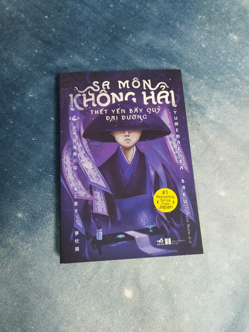 Sách giao còn nguyên seal chưa bóc nilon luôn, cảm giác lần nào bóc sách mới cũng rất thích, sách đẹp không bị lỗi gì. Còn về nội dung có chèn nhiều giáo lý xen lẫn các câu truyện trong lịch sử được kể lại thông qua nhân vật Không Hải. Sách đọc rất cuốn, mình thức ba đêm để cày hết bốn quyển của bộ này luôn.