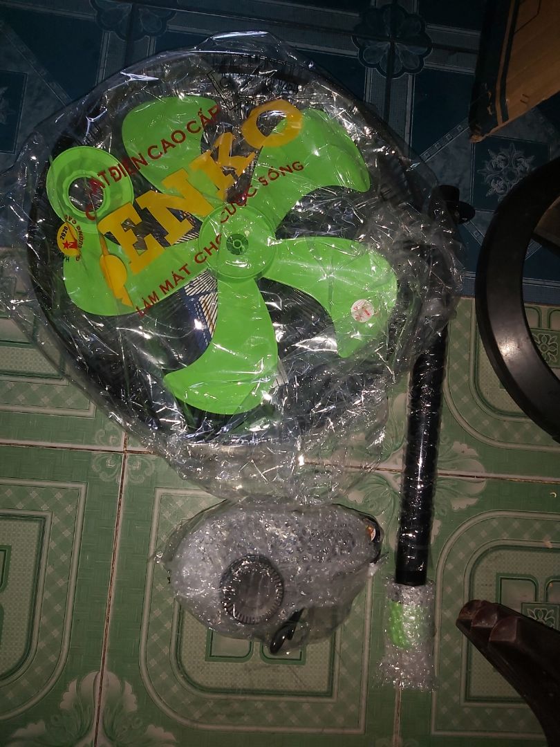 quạt đẹp, đúng màu mình thích. Tự lắp ráp cũng vui, nhưng cái vòng đai nhựa hơi nhỏ hơn vòng lưới thì phải, không khít như máy quạt Senko cũ của mình, không biết có phải do mới nên chưa giãn hay không, lắp đai vào rất cực luôn. Nhưng xài Senko lâu rồi. Cái cũ hơn 9 năm, xài liên tục, bị kêu rít rít, rồi quạt ko quay, sau đó kêu cái Póc, xong phim. Chắc nhờ cầu chì chống cháy.