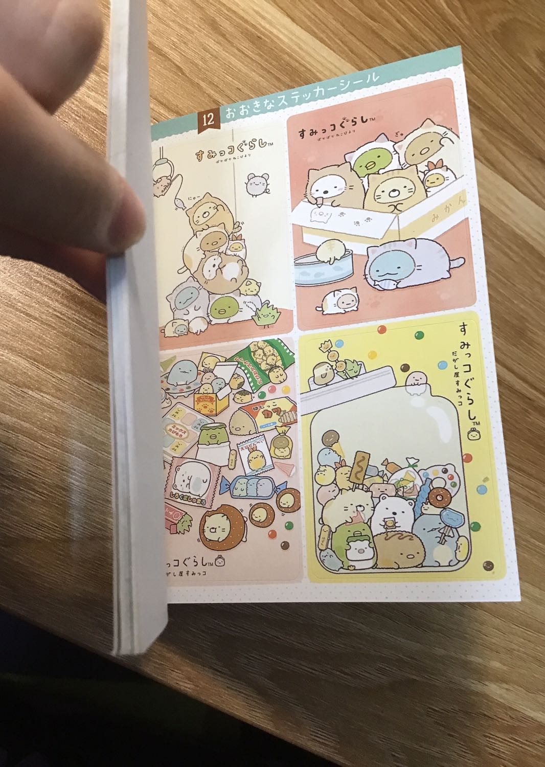 Mình rất là ưng cái sổ sticker này. Sticker quá cuteeeee, không bị trùng, có nhiều kích cỡ khác nhau như mình chụp ở trên. Sổ nhỏ, gọn nên có thể đem đi chỗ nào cũng được. Về dịch vụ giao hàng của Tiki thì tuyệt vời, giao hàng nhanh và nhân viên giao hàng thì thân thiện lắm UwU